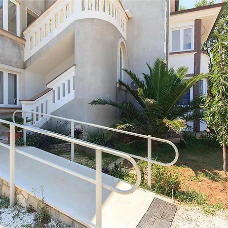 Lejlighed Gorgeous Apartment In Medulin With Wifi